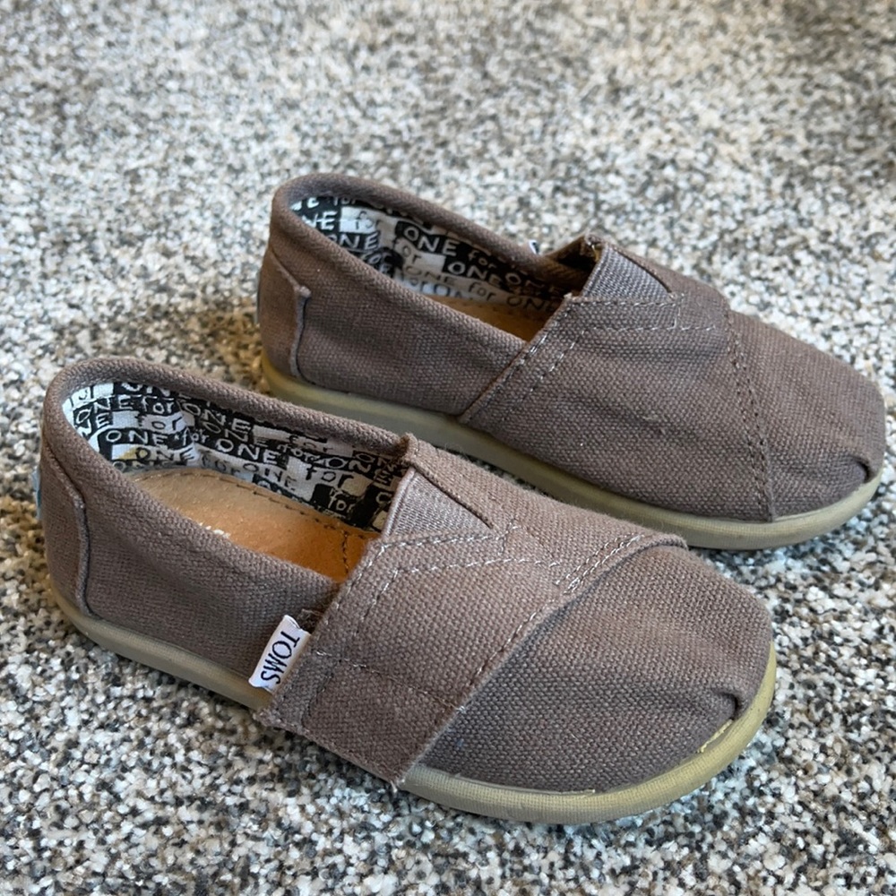 Toms - Picture 3 of 8